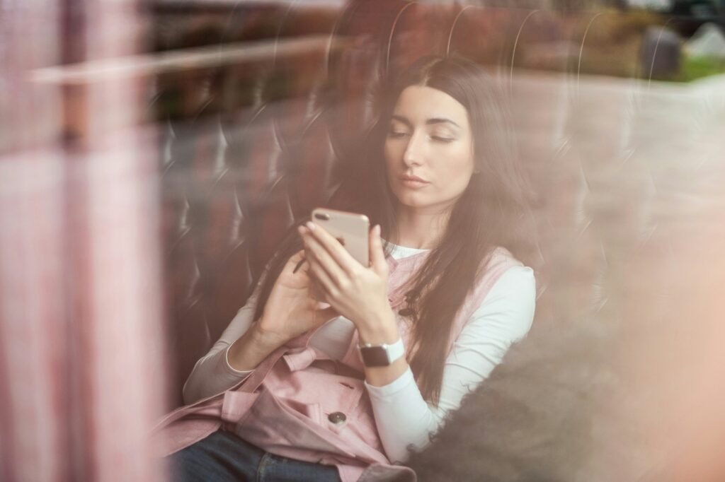 Key Signs of Emotional Loneliness in Digital Relationships