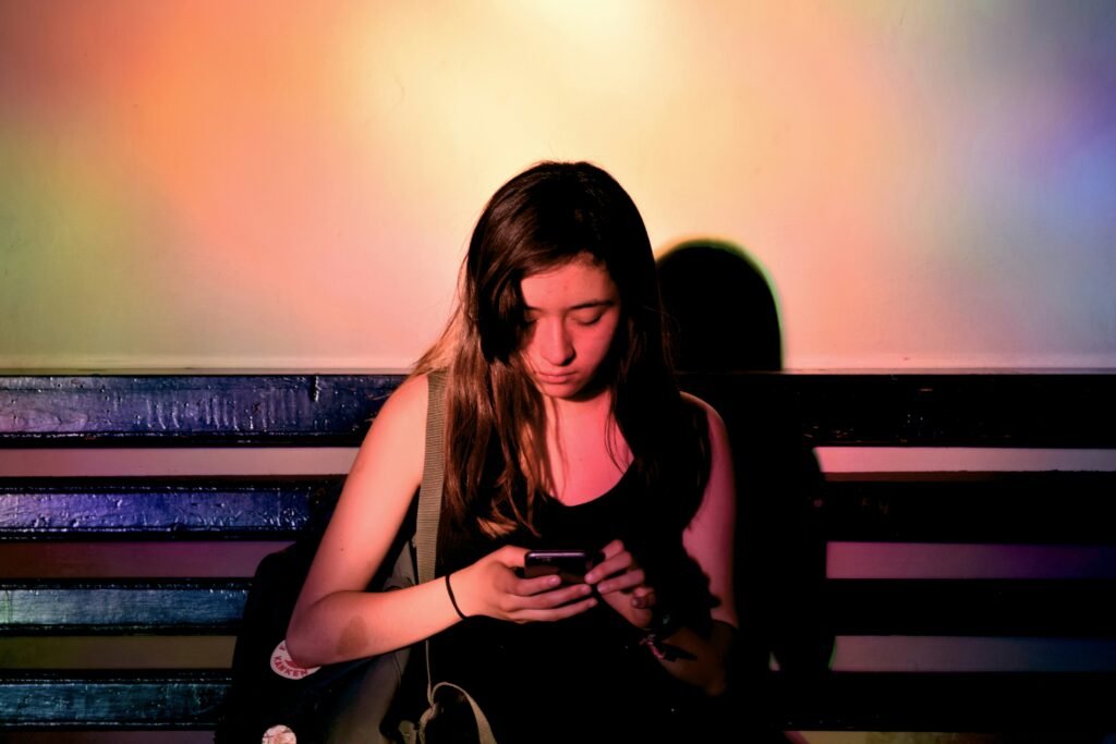 Why Emotional Loneliness Is Increasing in the Digital Age